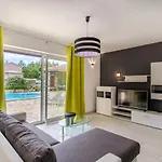 Holiday home Family-friendly With Pool In Krsan-vlasici